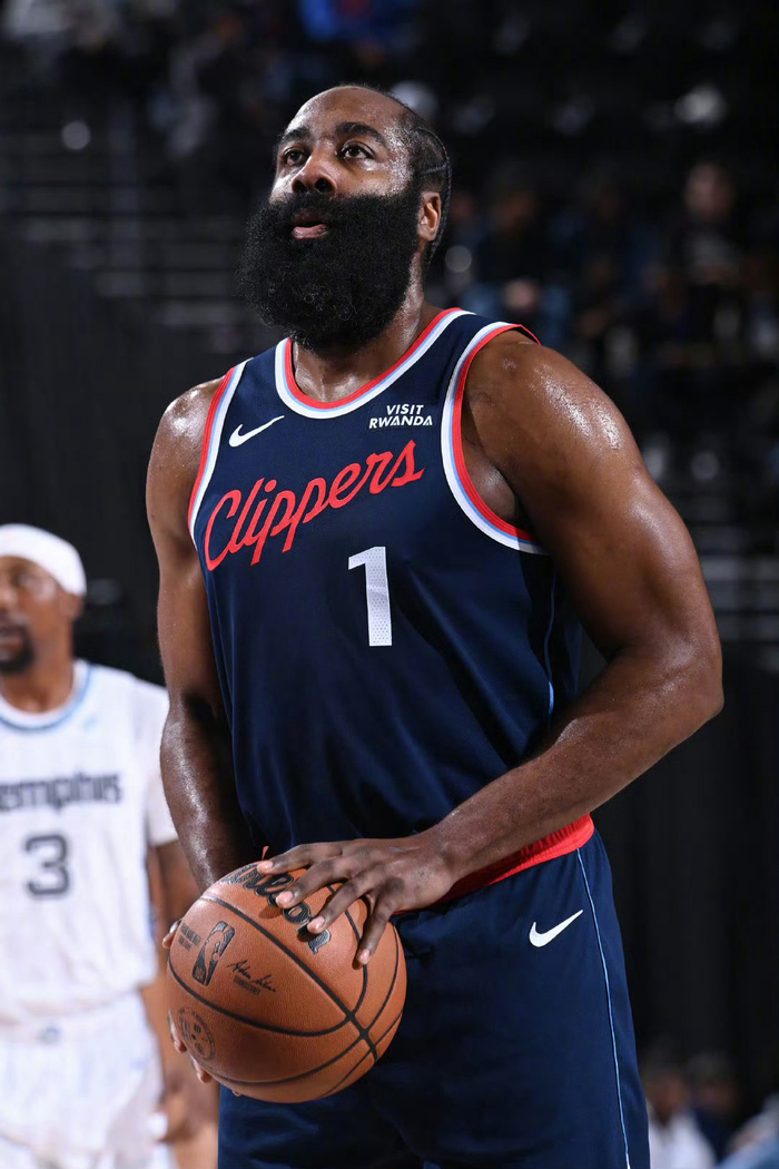哈登与80激战皇家马德里分钟关键时刻洛杉矶快船备战NBA季后赛之后，赛前多特蒙德调整名单以备法甲的简单介绍QS SPORTS